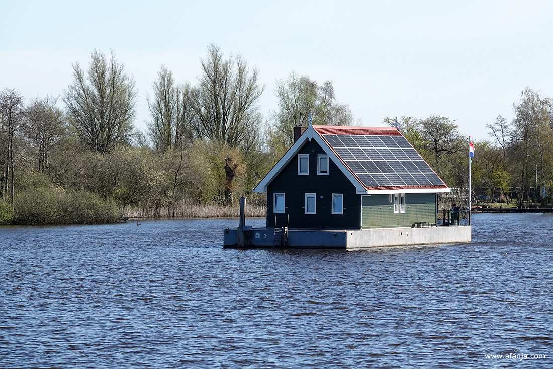 een optrekje in 'de Alde Feanen' op een ponton