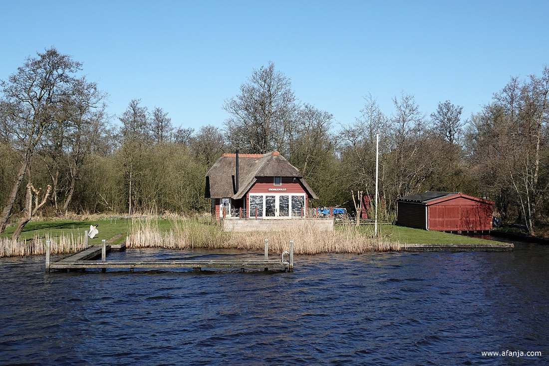 een optrekje met boothuis in 'de Alde Feanen'