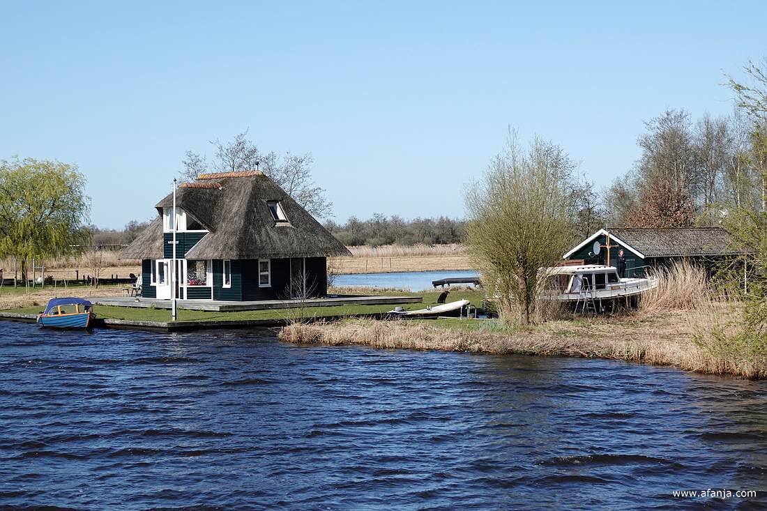 een klein optrekje in 'de Alde Feanen' met een boothuis en meerdere boten