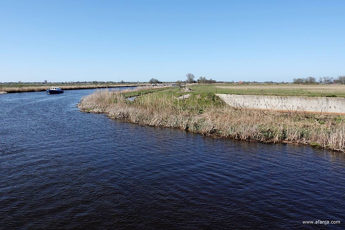 we passeren een oeverzwaluwenwand waar het nog erg rustig is