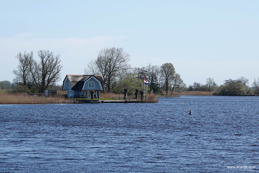dit huis, zo ongeveer het meest westelijke huis van de gemeente Smallingerland, is goed te zien vanaf het uitzichtplatform bij It Eilân