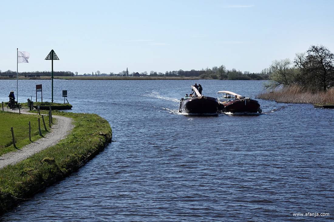 we worden gevolgd door twee aan elkaar gekoppelde skûtsjes