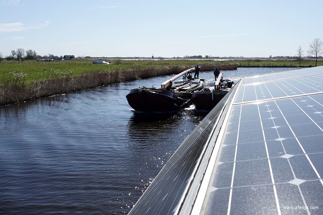 de twee aan elkaar gekoppelde skûtsjes beginnen ons in te halen