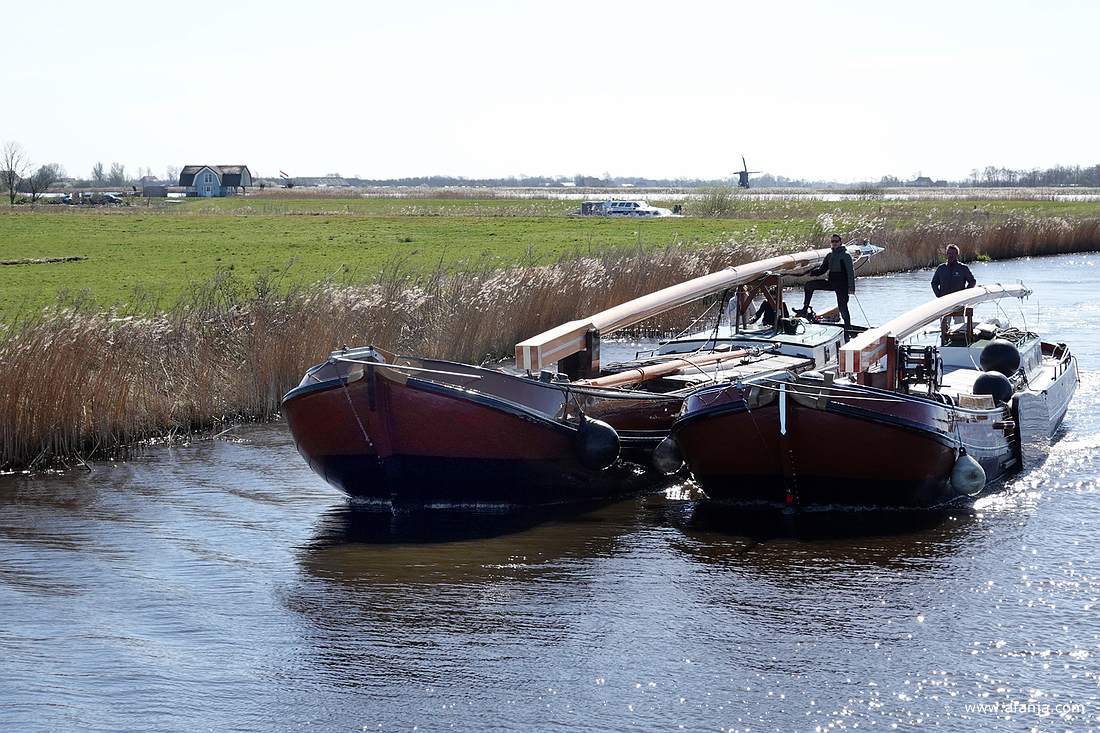 de twee aan elkaar gekoppelde skûtsjes komen snel naar voren