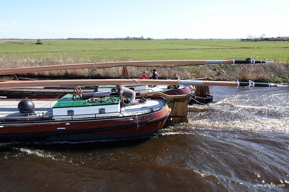 de achterstevens van de beide skûtsjes