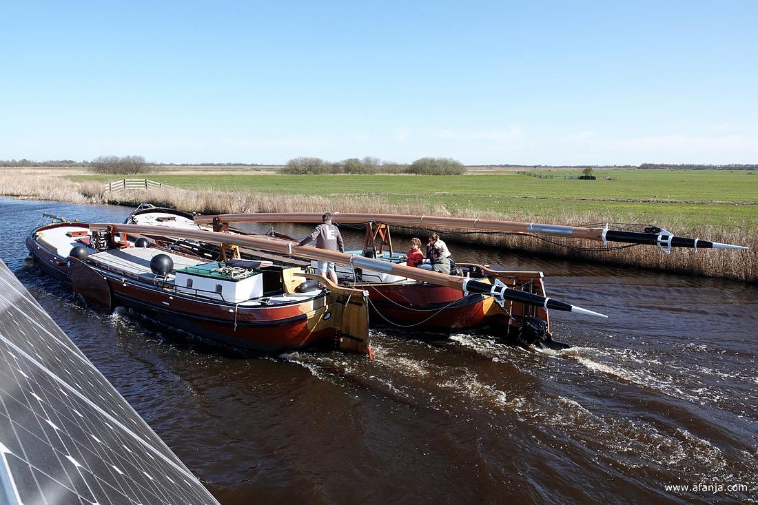 de twee aan elkaar gekoppelde skûtsjes hebben ons ingehaald