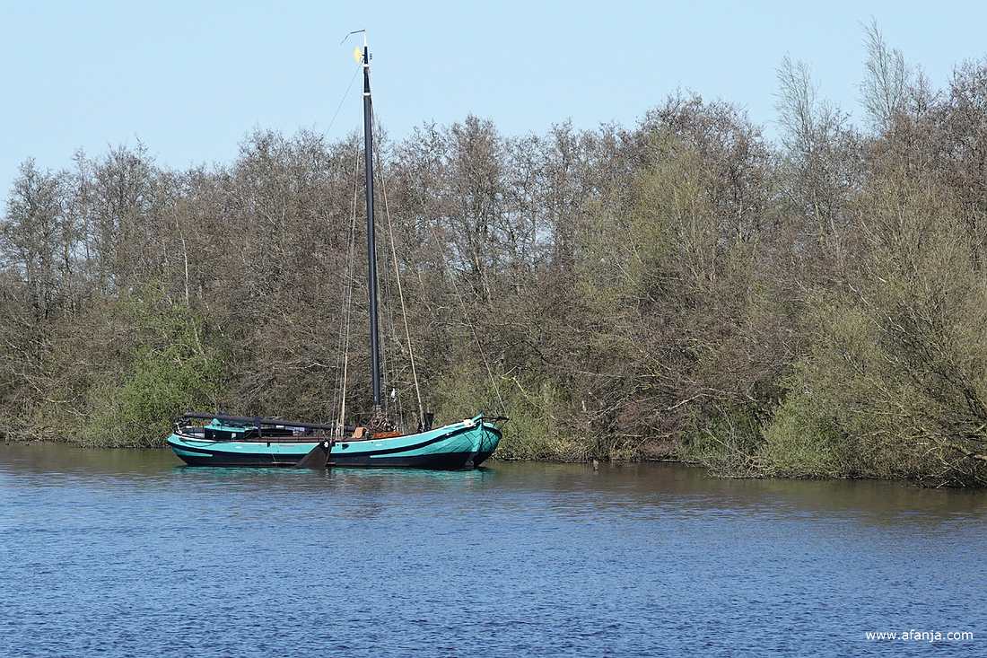 een voor anker liggend skûtsje