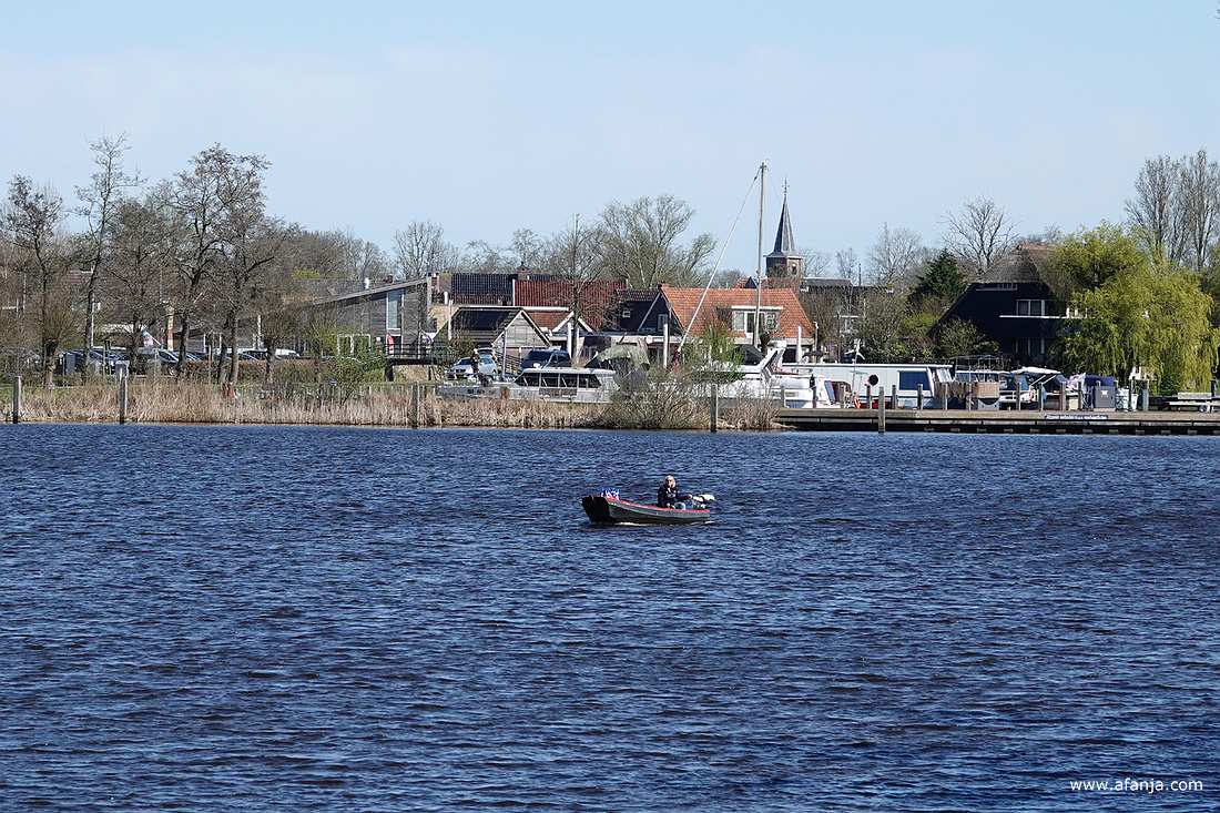 aan de overkant van het water ligt Earnewâld