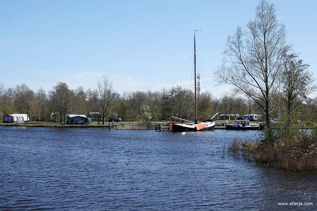 een skûtsje aan de steiger bij de camping