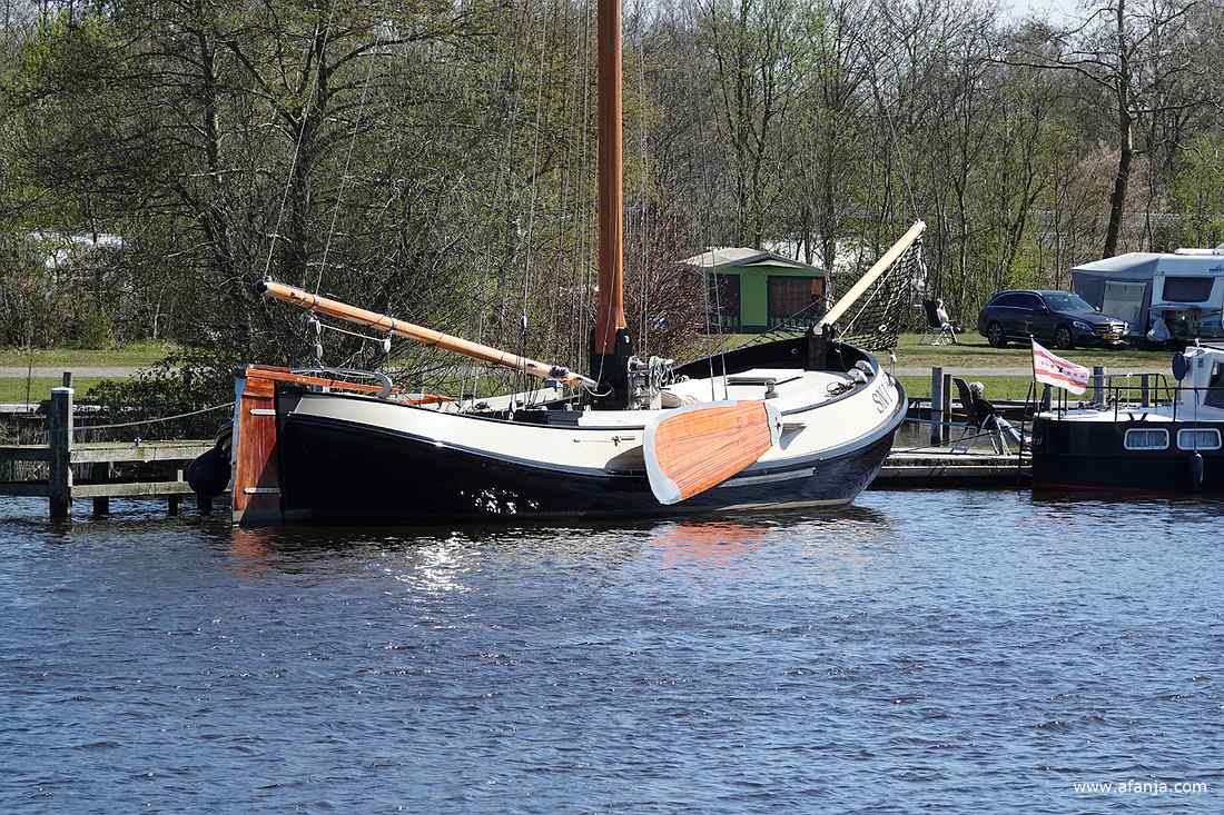een skûtsje aan de steiger bij de camping