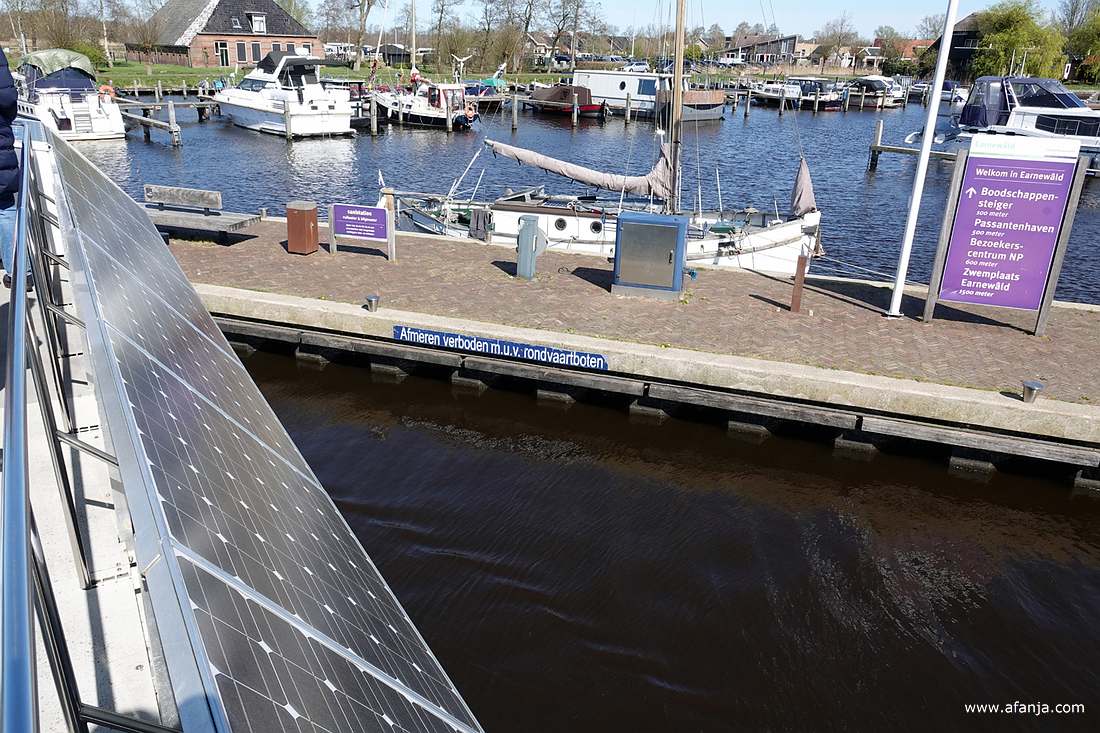 we naderen de aanlegsteiger voor de rondvaartboten