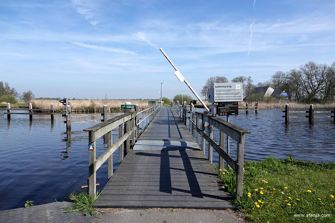de voetgangersbrug naar It Eilân