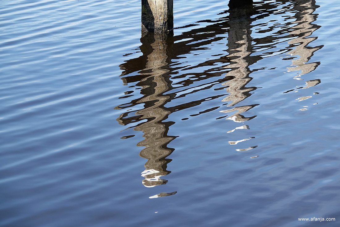 weerspiegeling van een een remmingswerk bij de voetgangersbrug