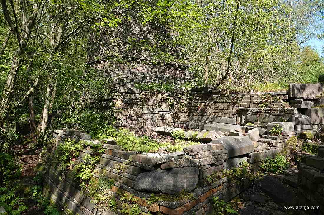 in de Ecokathedraal worden los gestapelde stenen bouwwerken begroeid door diverse mossen en planten