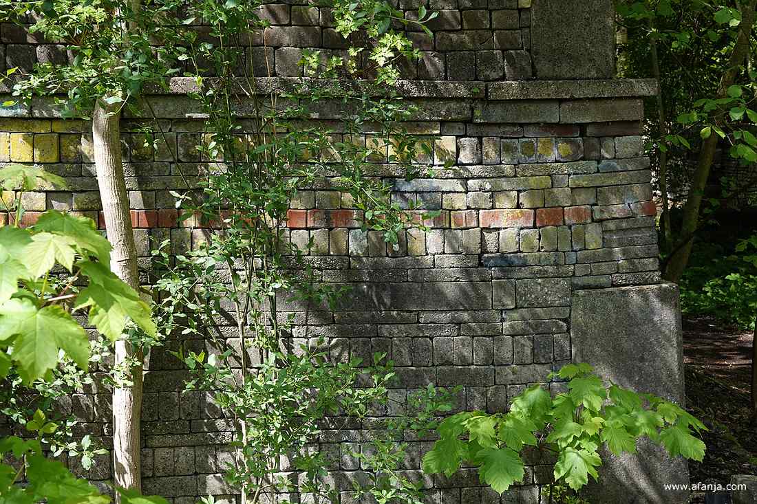 in de Ecokathedraal worden los gestapelde stenen bouwwerken begroeid door diverse mossen en planten