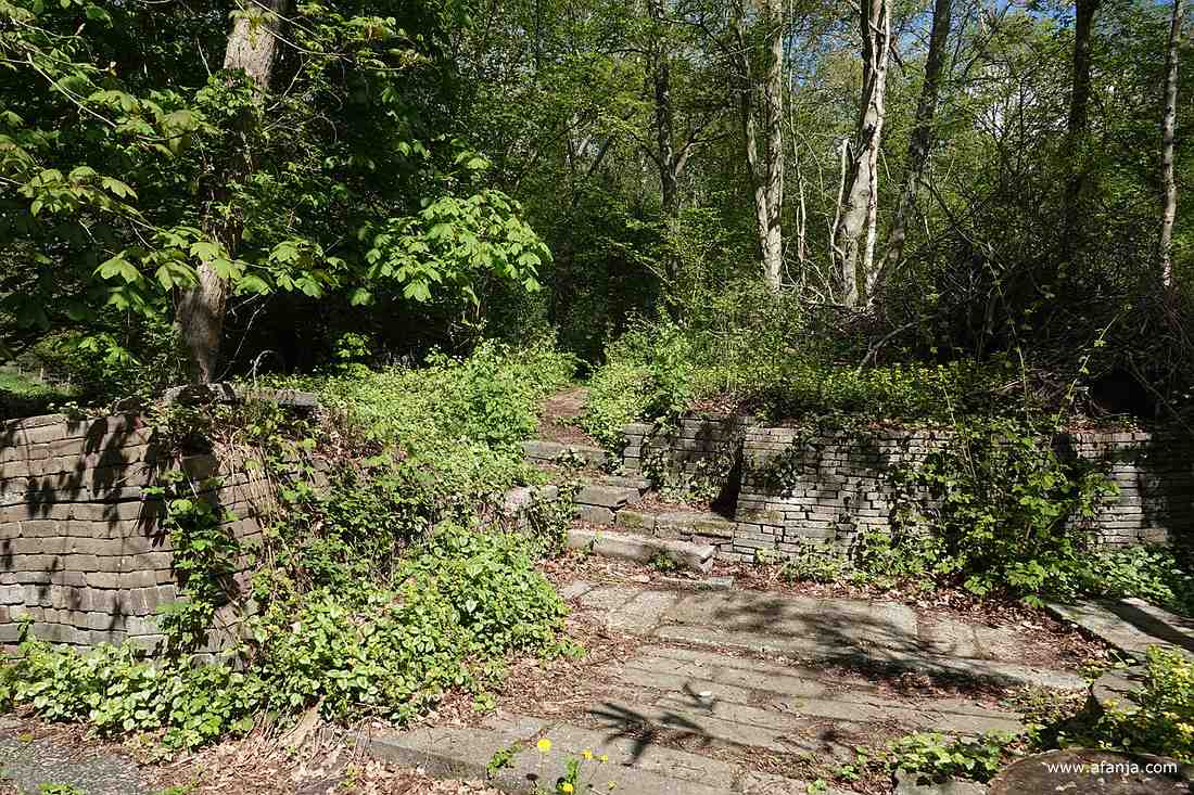 los gestapelde bouwwerken worden steeds meer begroeid door diverse planten