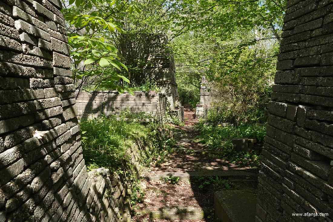 los gestapelde bouwwerken worden steeds meer begroeid door diverse planten