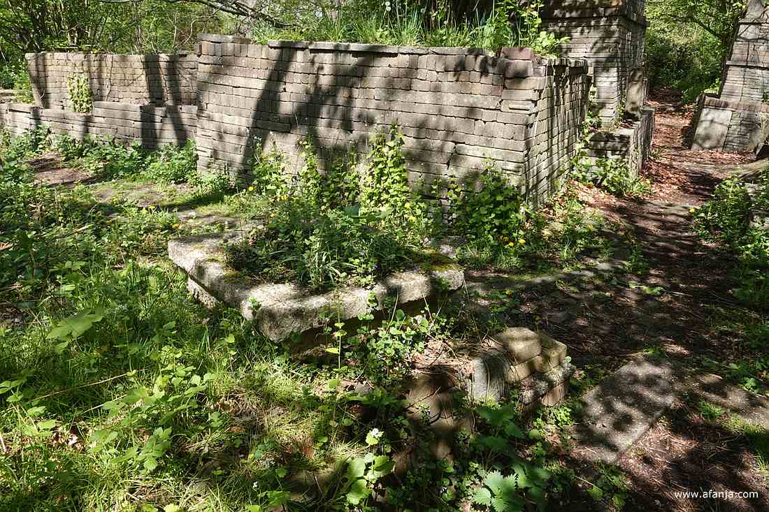 los gestapelde bouwwerken worden steeds meer begroeid door diverse planten