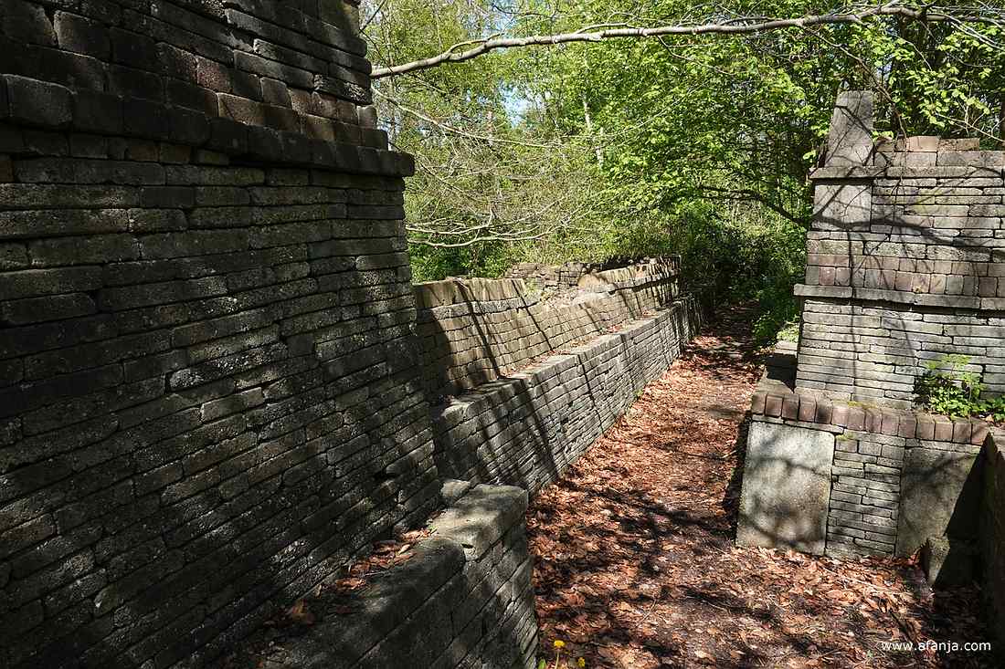 los gestapelde bouwwerken worden steeds meer begroeid door diverse planten