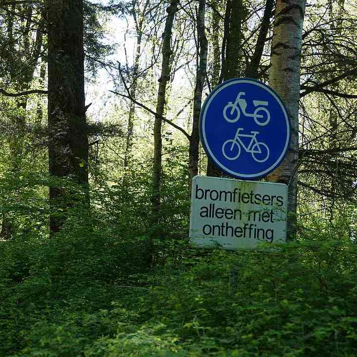 rijwielpad waar bromfietsers alleen met ontheffing mogen komen