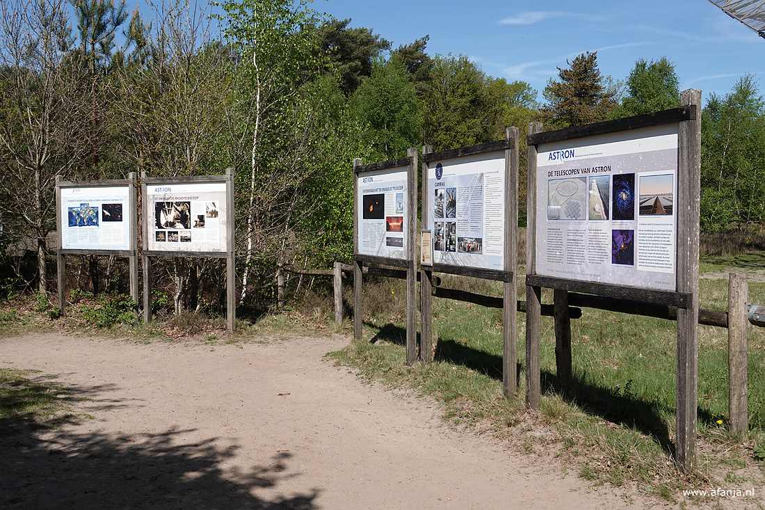 informatiepanelen van ASTRON bij de radioteletescoop