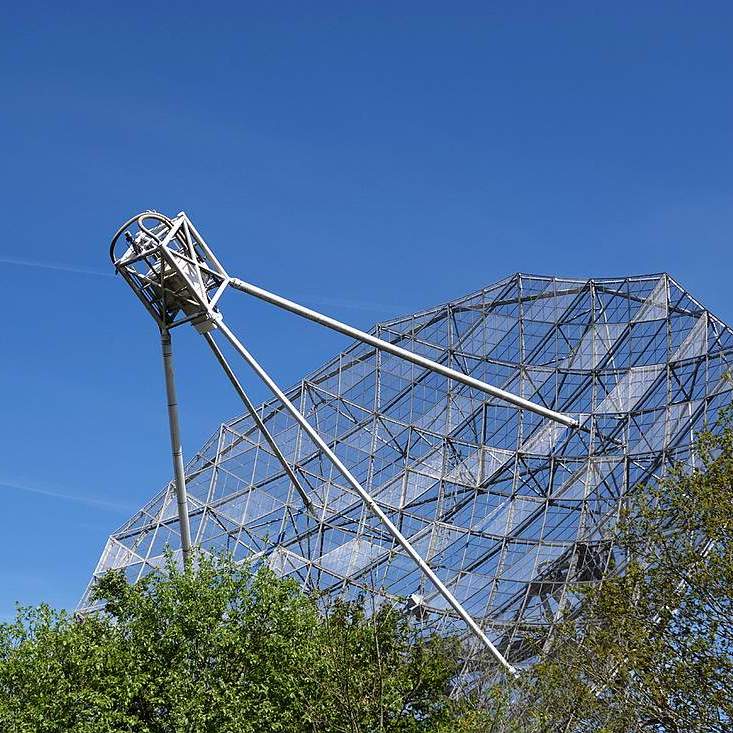 het bovenste deel van een enorme schotelantenne