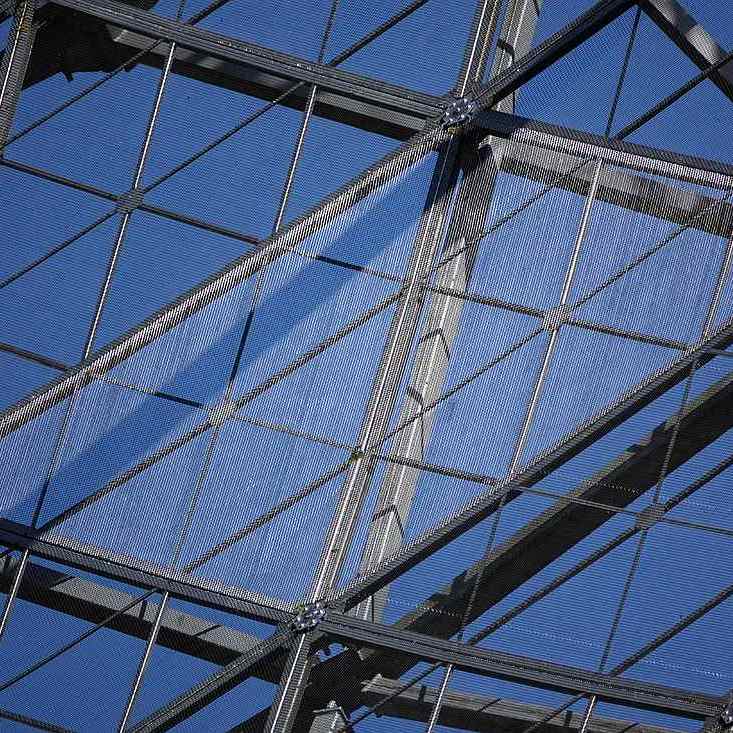 deels glinsterend lijnenspel tegen een blauwe lucht