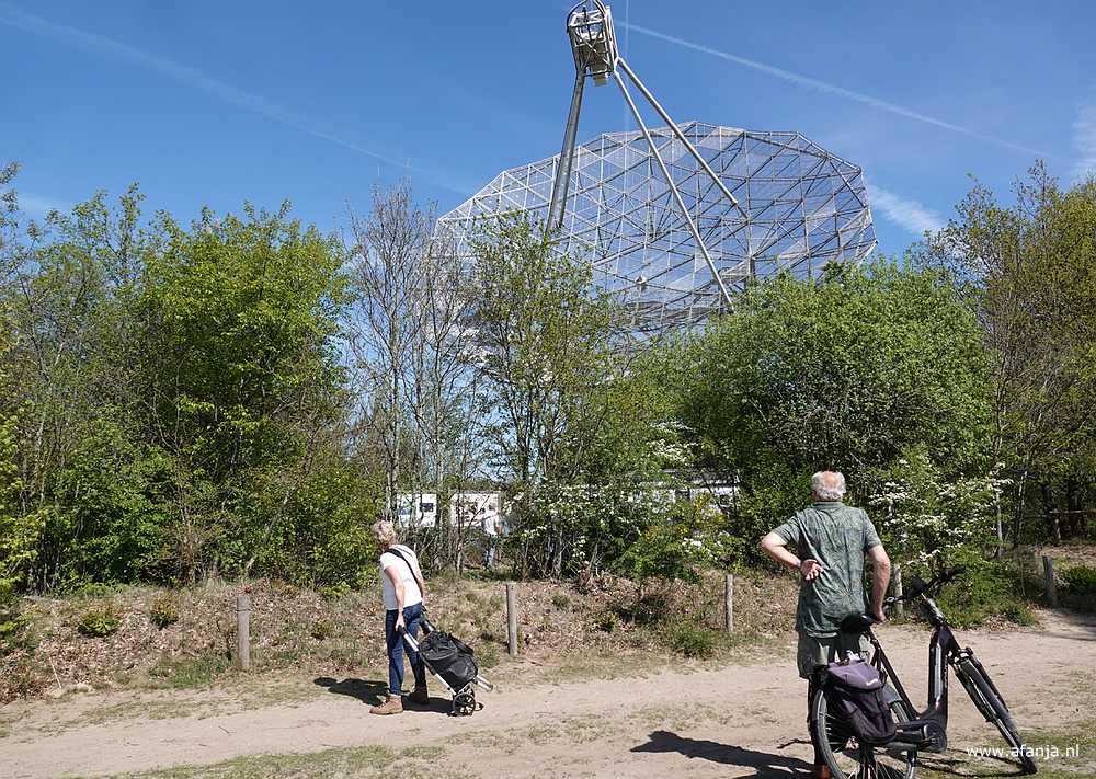 mijn fotomaatje en een fietser zijn gestopt om naar de Radiotelescoop Dwingeloo te kijken