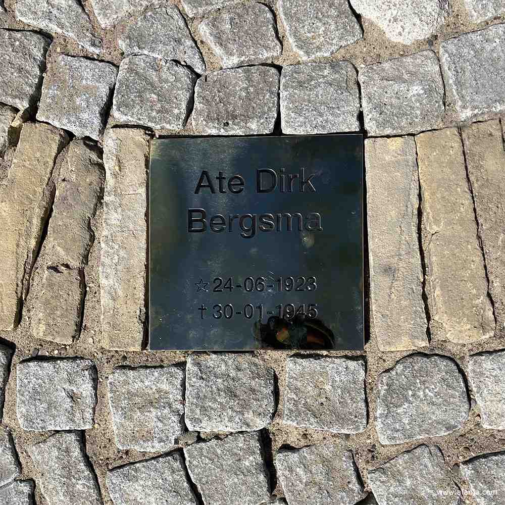 gedenksteen Ate Dirk Bergsma, onderdeel van de groep oorlogsmonumenten in Drachten