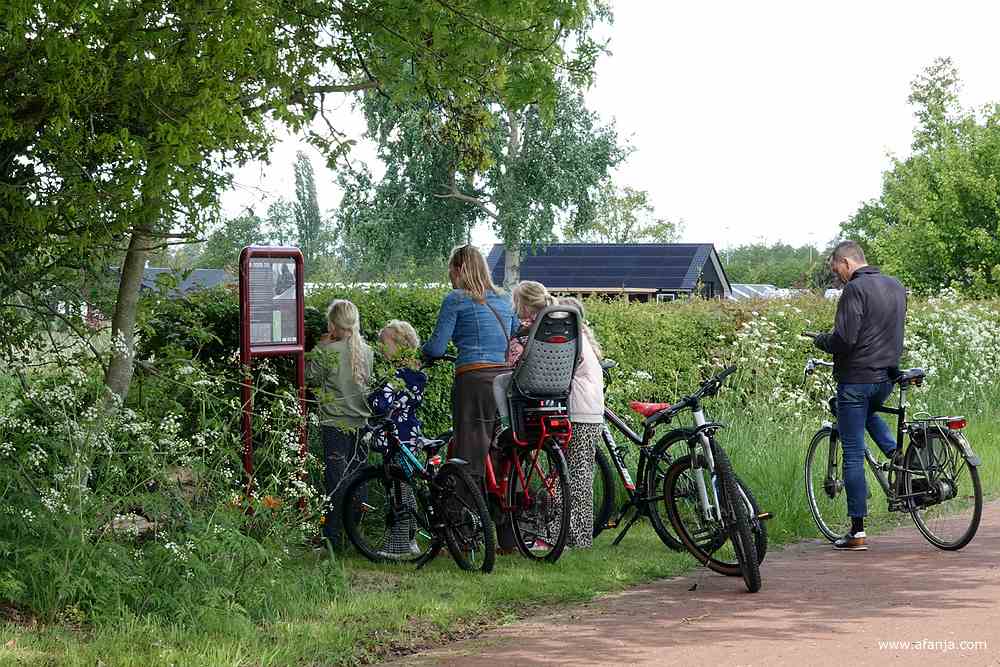 jong gezin bij het monument voor 'Een vergeten ramp' - Bevrijdingsdag 2025
