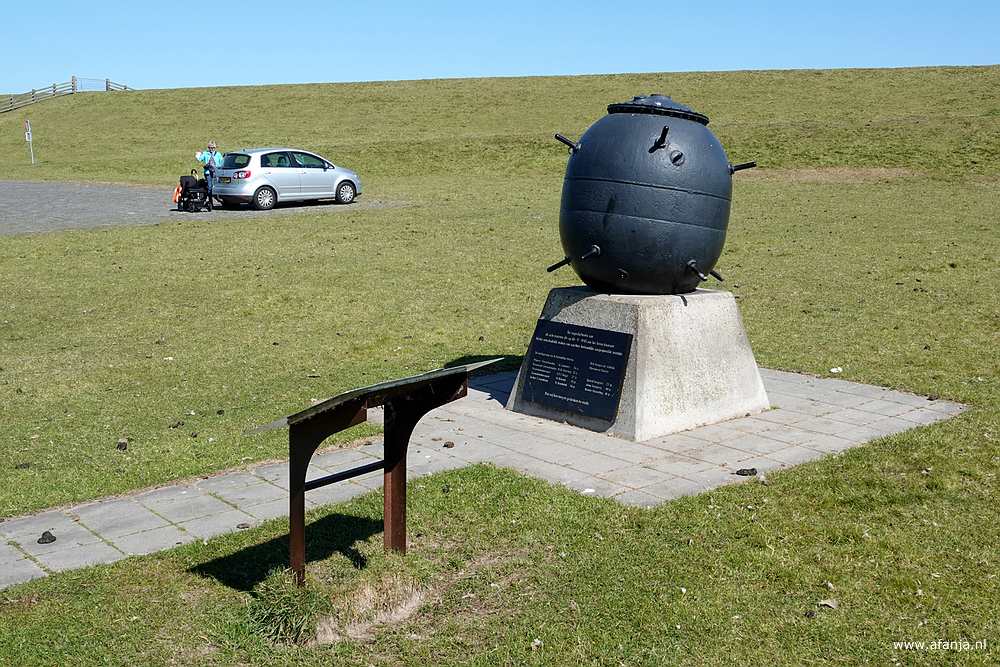 het zeemijn-monument bij Peazens-Moddergat
