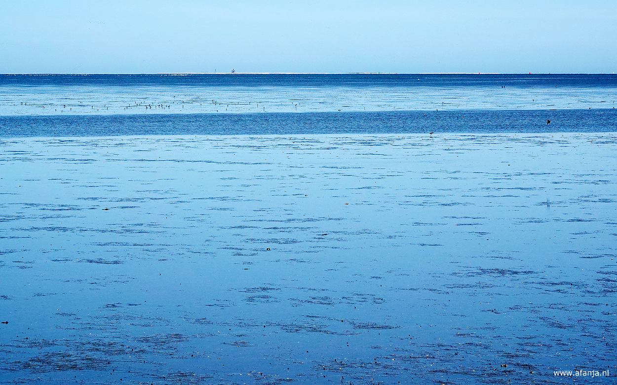uitzicht over de Waddenzee, bijna alleen lucht en water