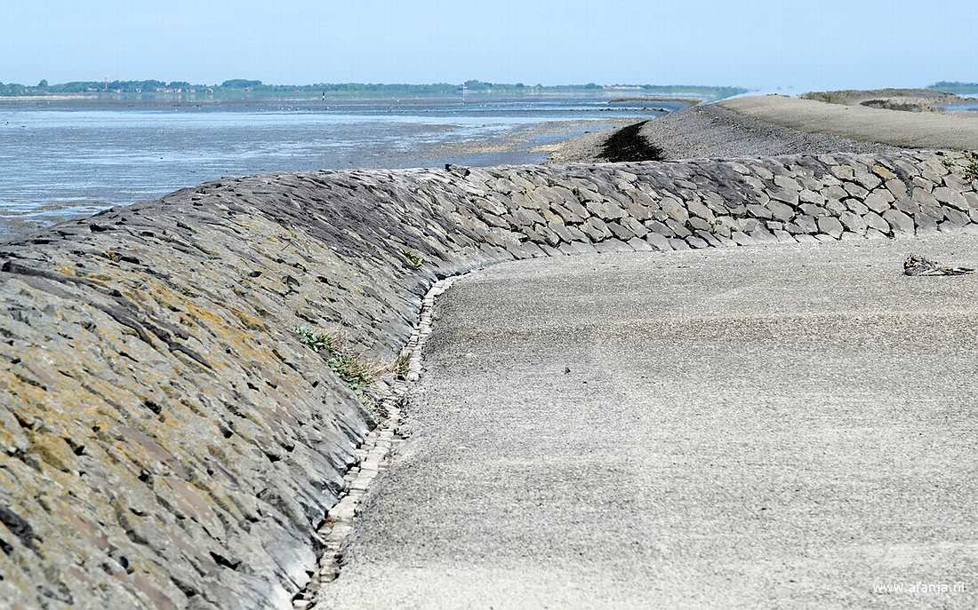 langs het eerste deel van het Smidspaed ligt een lage zeewering