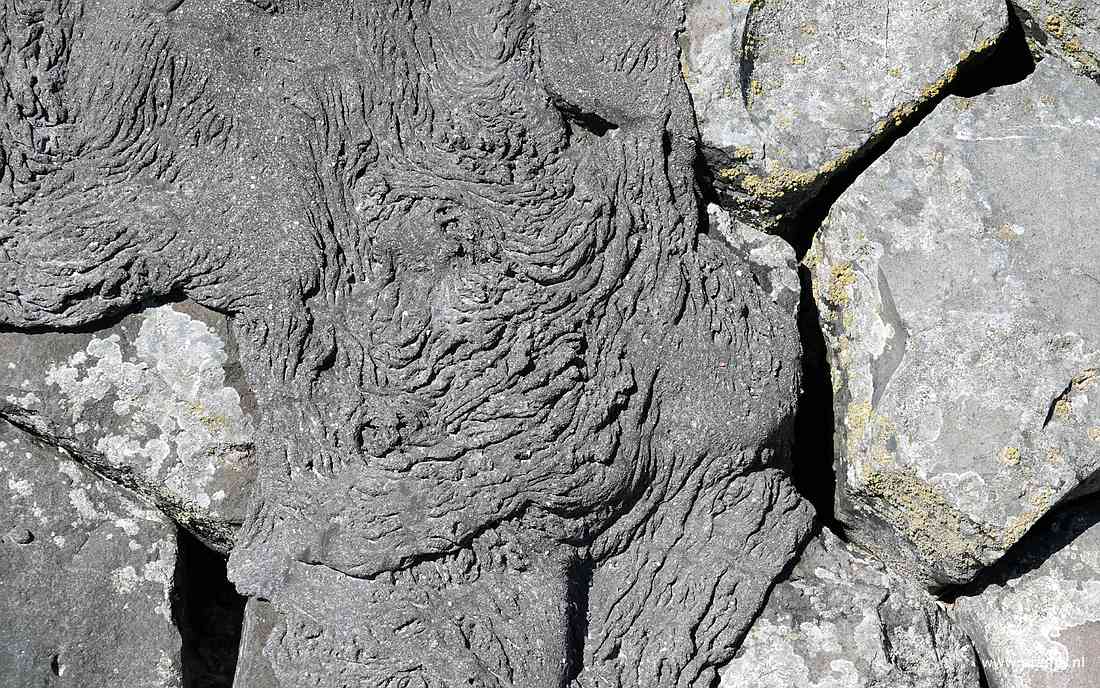 basaltblokken overgoten met bitumen