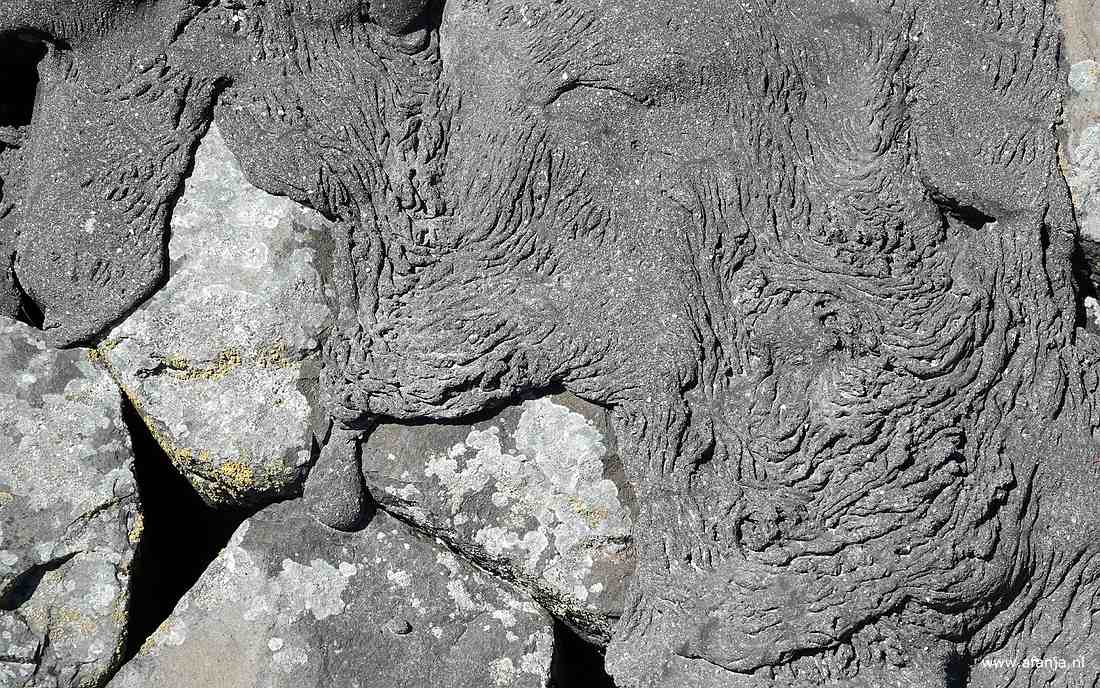 basaltblokken overgoten met bitumen