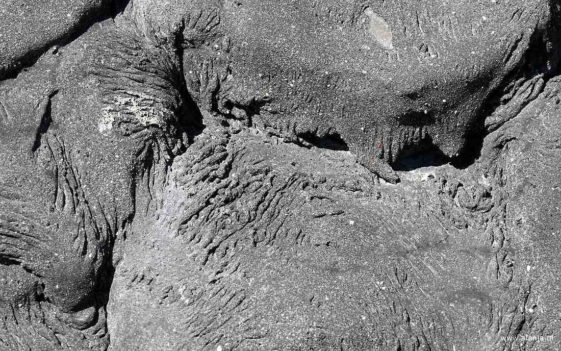 basaltblokken overgoten met bitumen