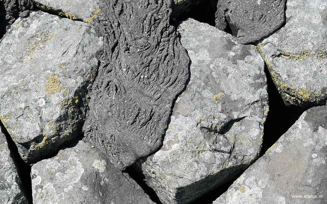 basaltblokken overgoten met bitumen