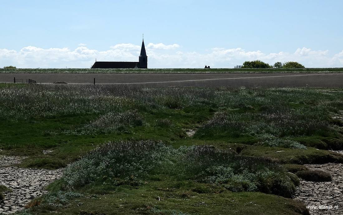 de kerk 'It Anker' in Moddergat achter de zeedijk