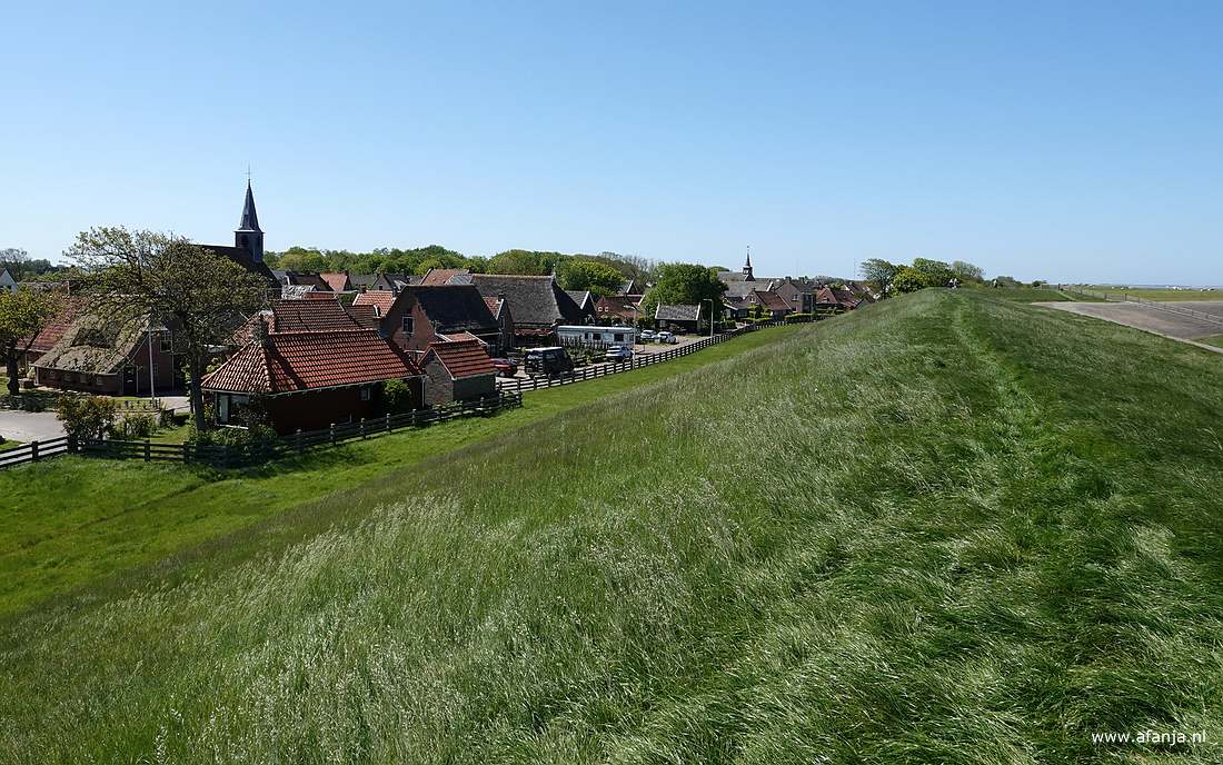 Peazens-Moddergat direct achter de zeedijk