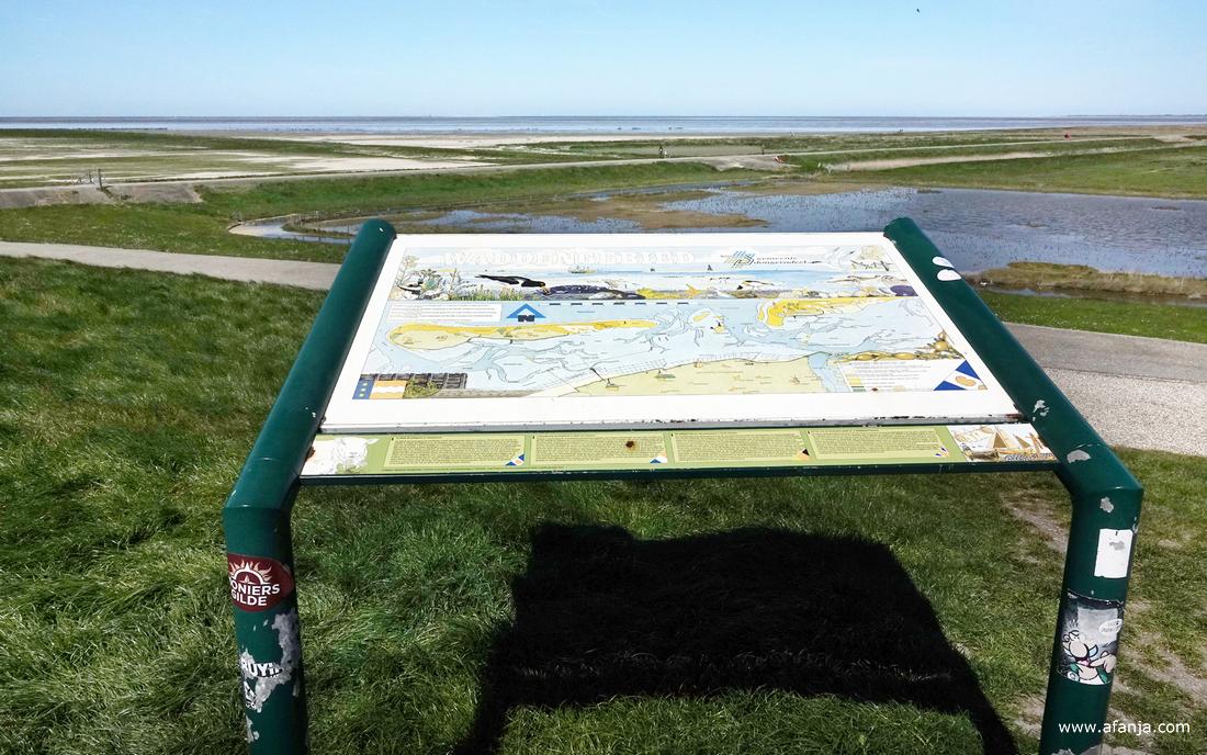 een informatiepaneel met een kaart van een deel van de Waddenzee