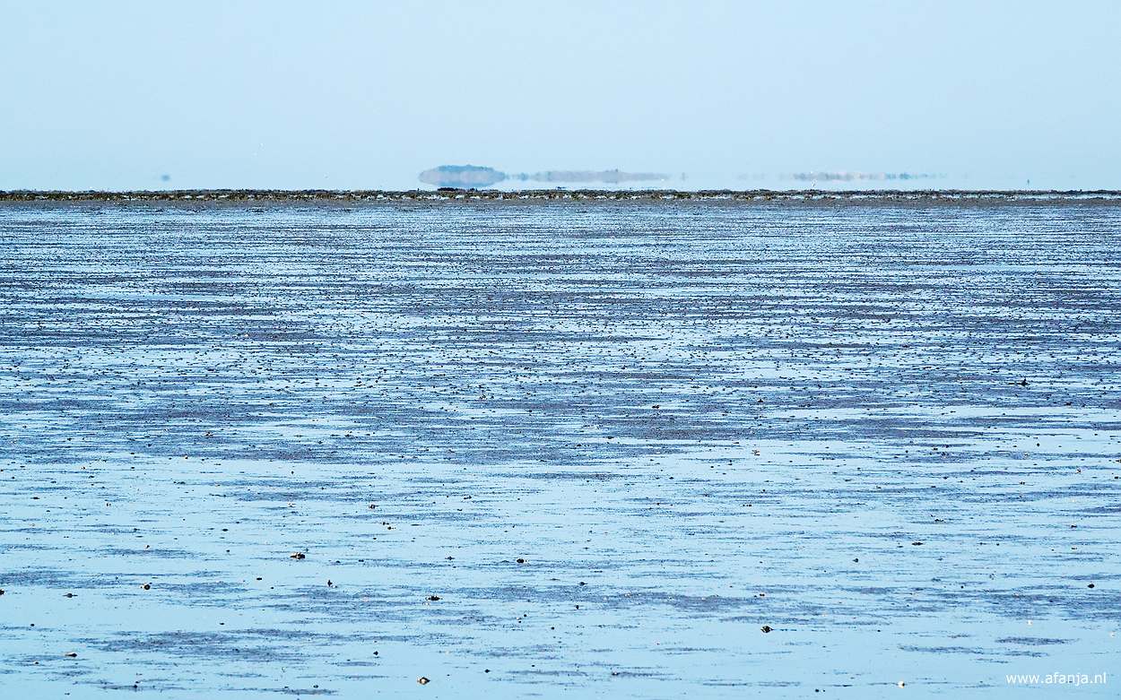 een fata morgana oftewel luchtspiegeling van Ameland aan de horizon