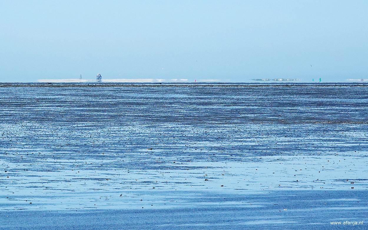 een fata morgana oftewel luchtspiegeling van de Engelsmanplaat aan de horizon