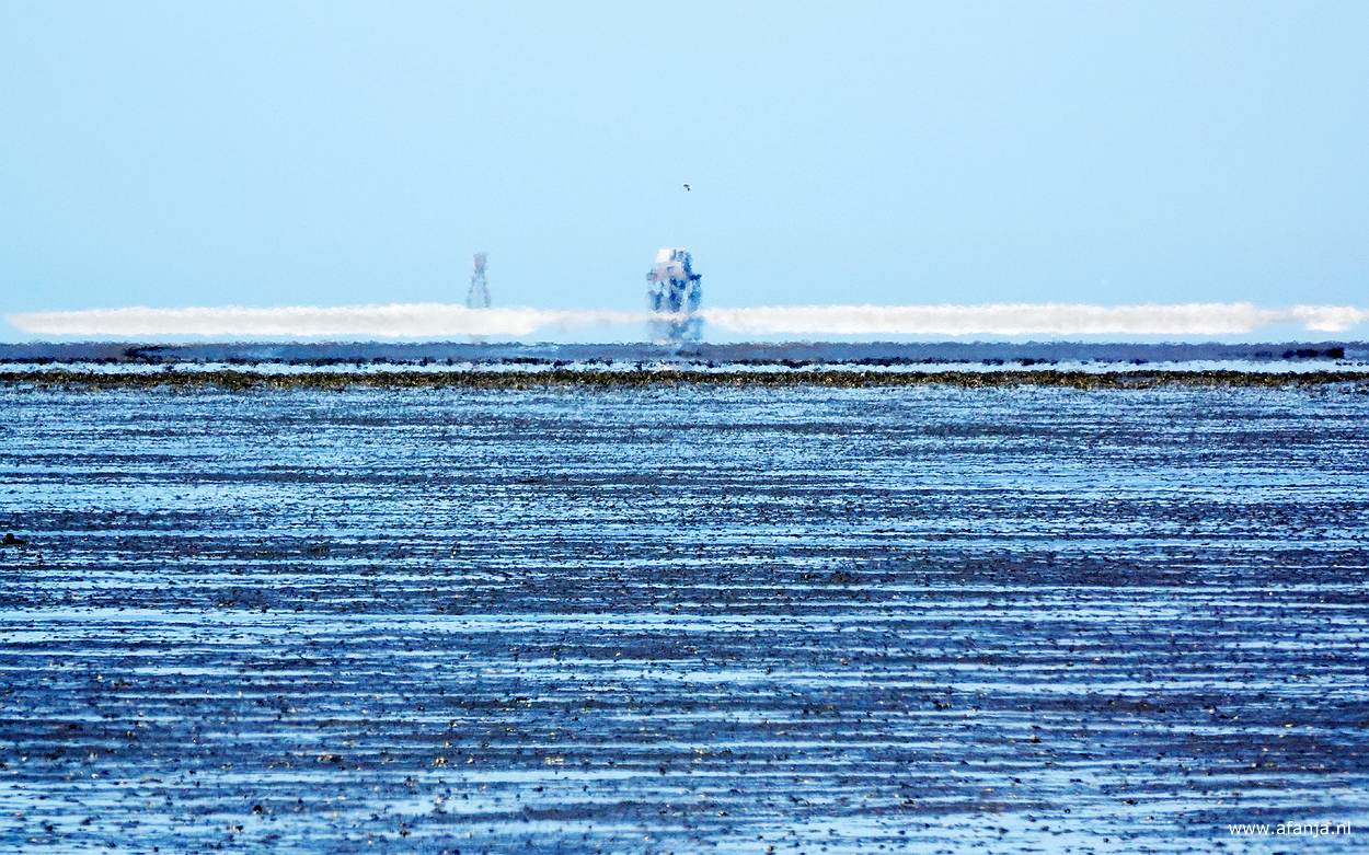 een fata morgana oftewel luchtspiegeling van de Engelsmanplaat aan de horizon