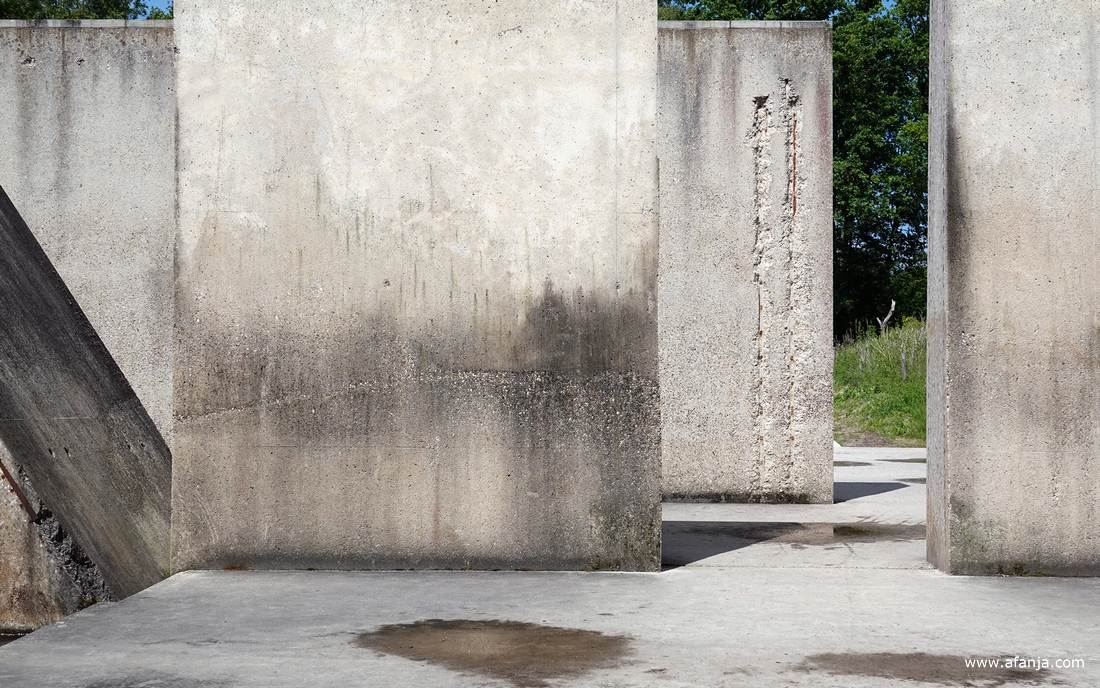 een doorgang tussen de betonnen panelen van 'Deltawerk//'