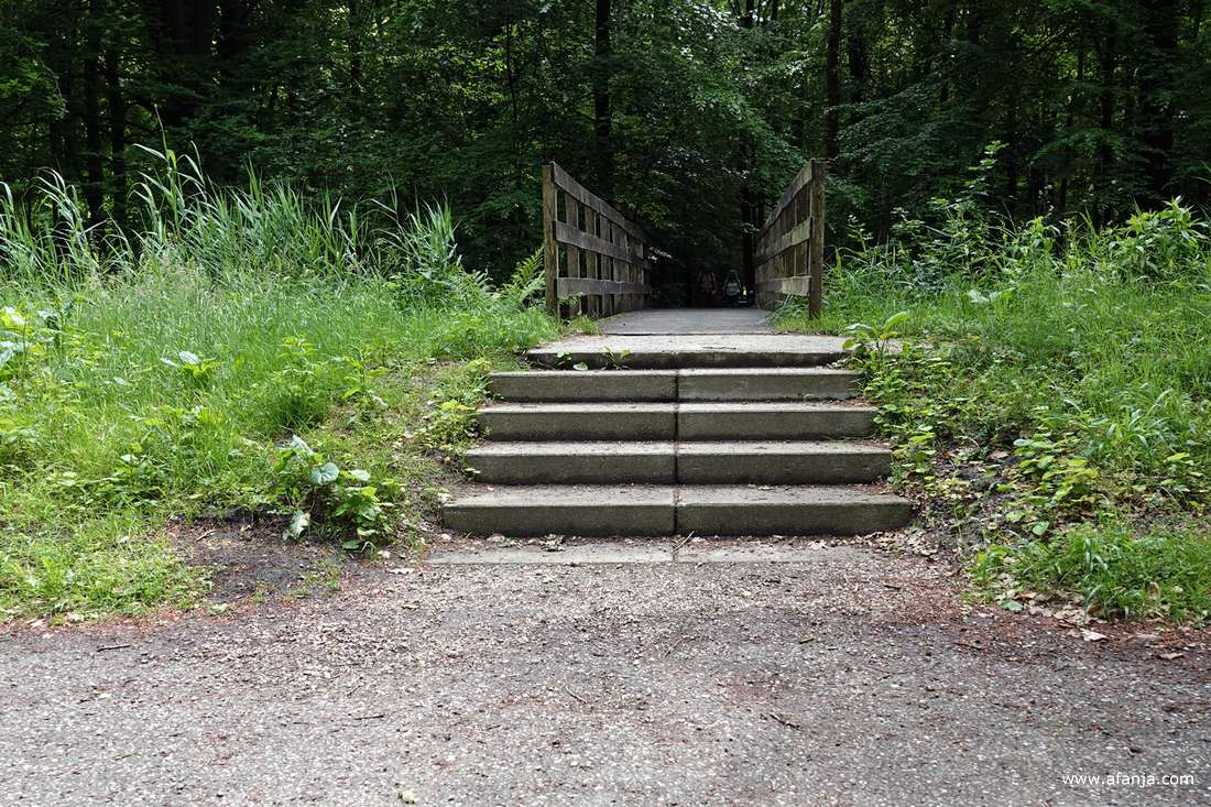 na enige tijd stonden we voor een bruggetje met een trap, gelukkig hoefden wij die kant niet op.