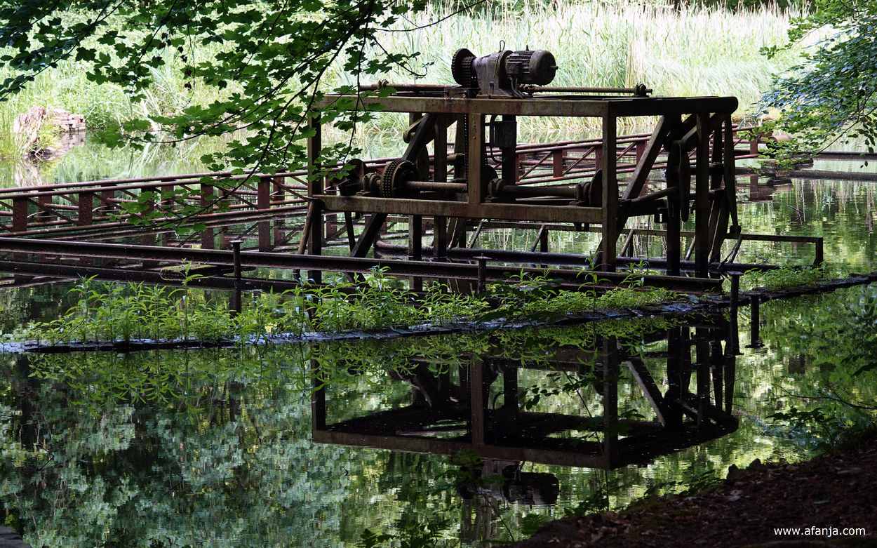 een roestige constructie die ooit gebruikt is voor onderzoeksdoeleinden