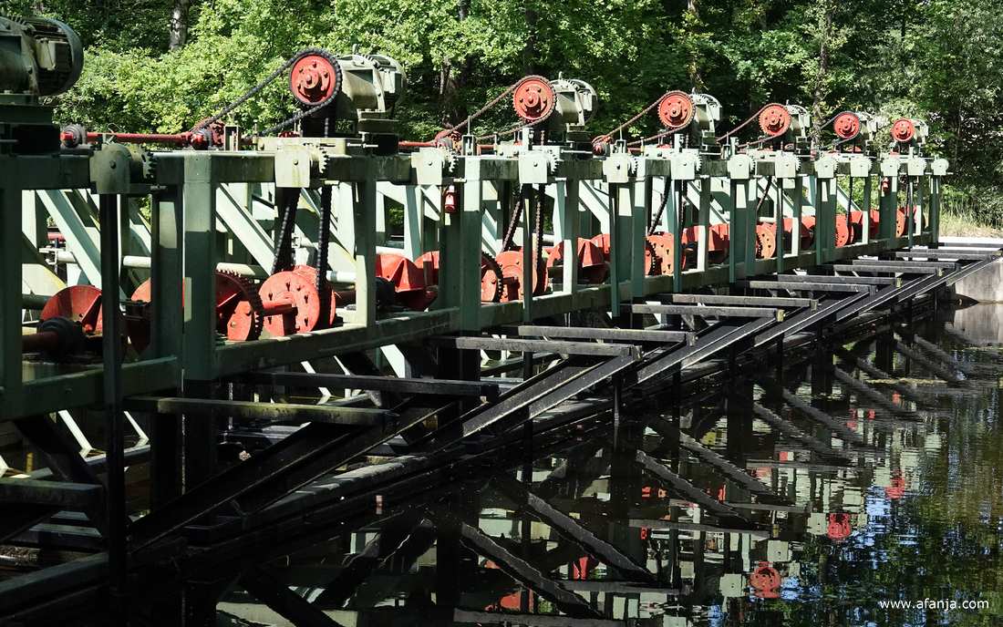 zeven golfmachines op een rij in het Waterloopbos