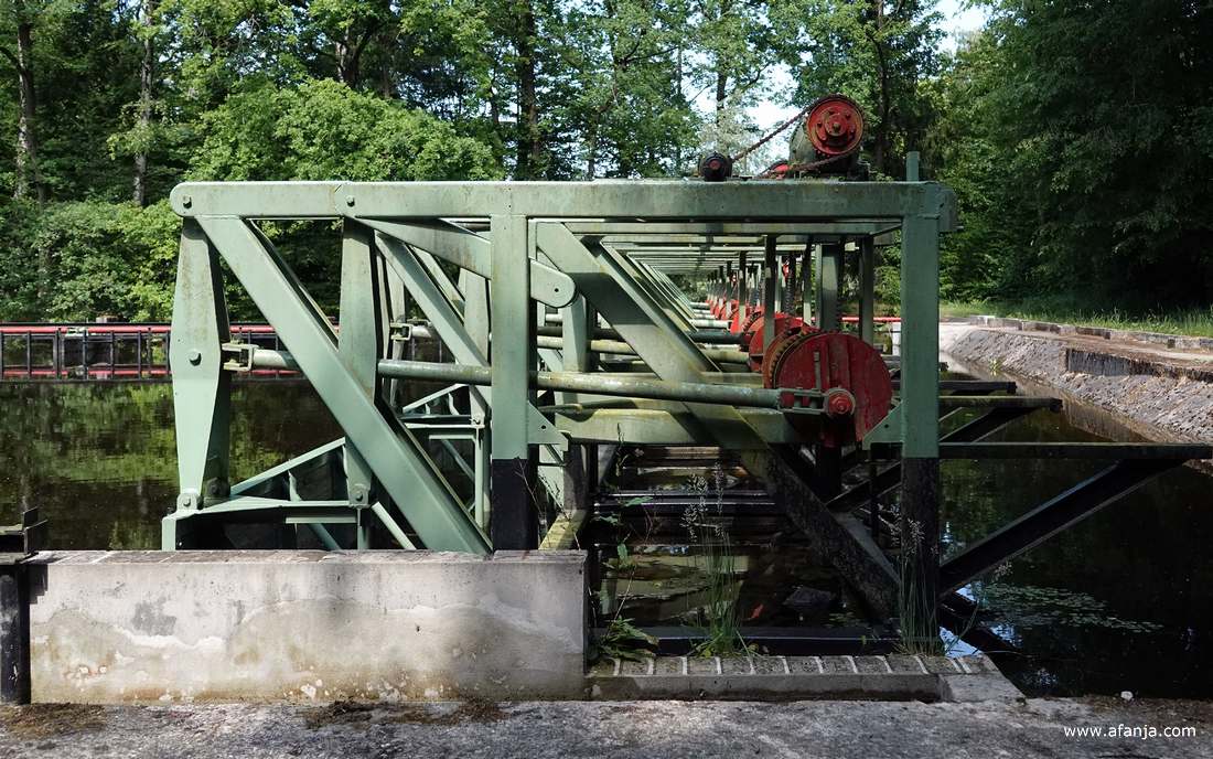 zeven golfmachines op een rij in het Waterloopbos
