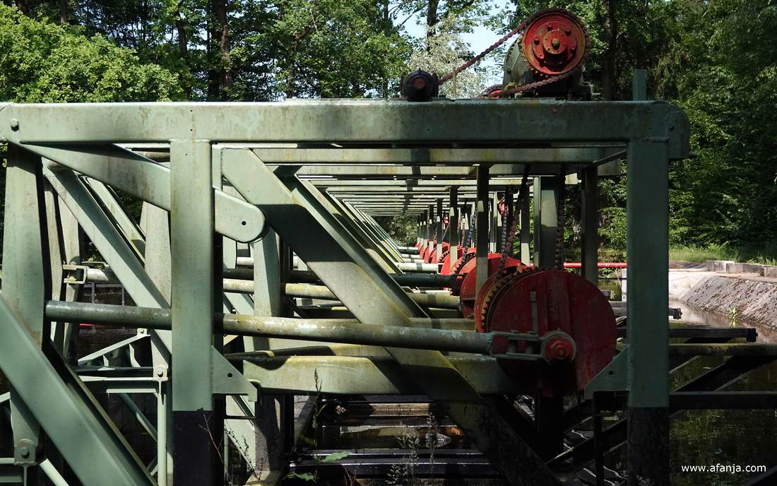 zeven golfmachines op een rij in het Waterloopbos