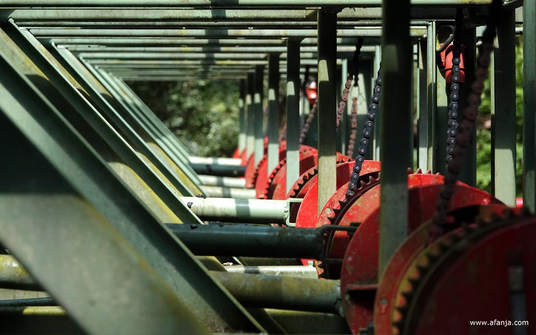 zeven golfmachines op een rij in het Waterloopbos